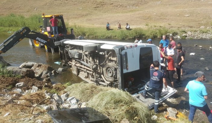 Ağrı'da düğüne gidenlerin minibüsü dereye uçtu