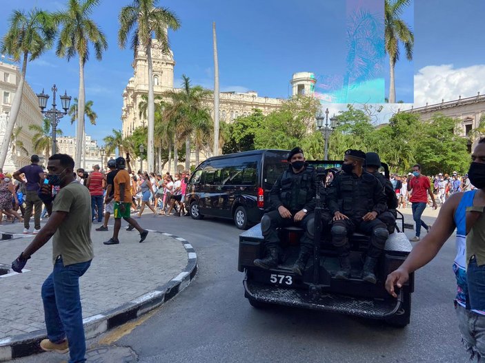 Küba'da hükümeti protesto edenler gözaltına alındı