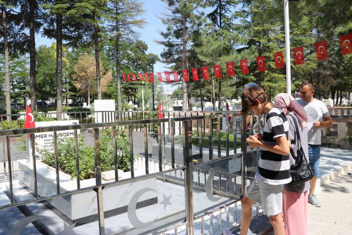 d Ömer Halisdemir’in kabri ziyaretçi akınına uğruyor