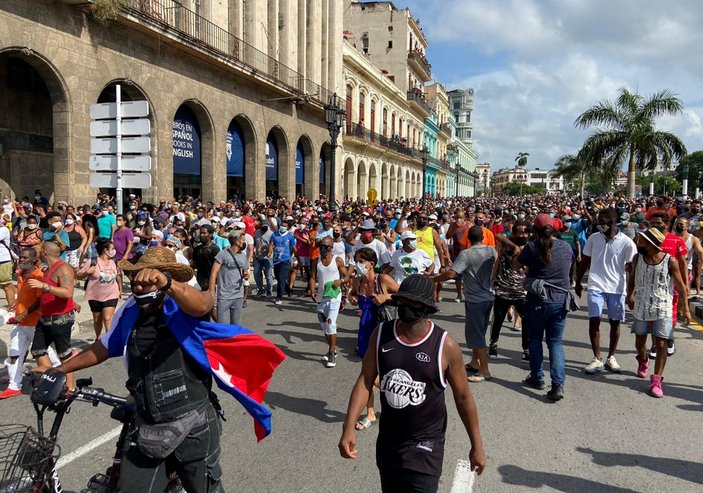 Küba'da hükümeti protesto edenler gözaltına alındı