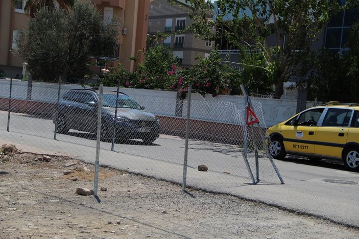 Antalya’da arsasından geçen yolu kapattı