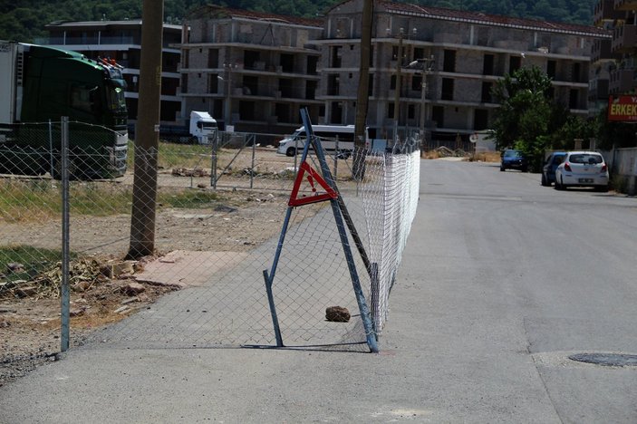 Antalya’da arsasından geçen yolu kapattı