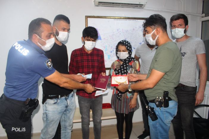 i Adıyaman’da içi ziynet ve para dolu valiz Afgan çifte teslim edildi