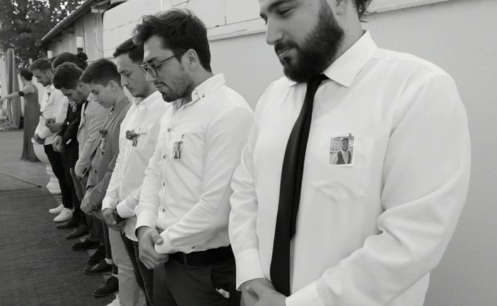 Bursa’da damadın üzerinde yumurta kırıp saman döktüler