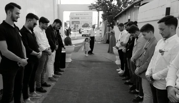 Bursa’da damadın üzerinde yumurta kırıp saman döktüler