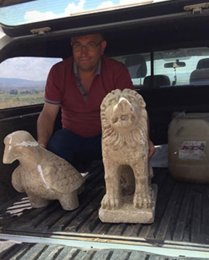 Çorumlu çiftçi tarlasında aslan ve kartal figürlü objeler buldu