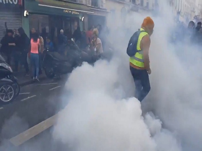 Fransa'da halk 'kahrolsun diktatörlük' sloganıyla gösteri düzenledi
