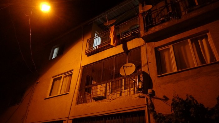 İzmir'de ev basıp, 2 kişiyi bıçakladı