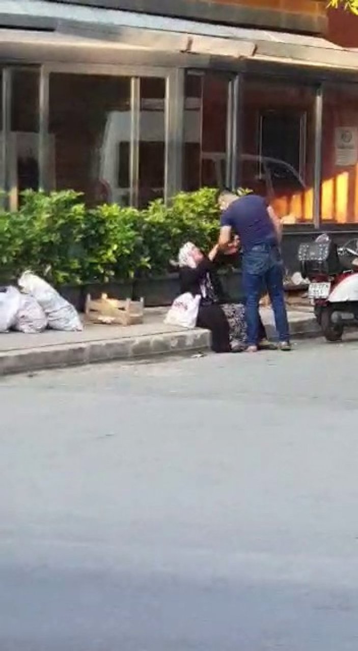 Sancaktepe’de sokak ortasında annesini darbetti