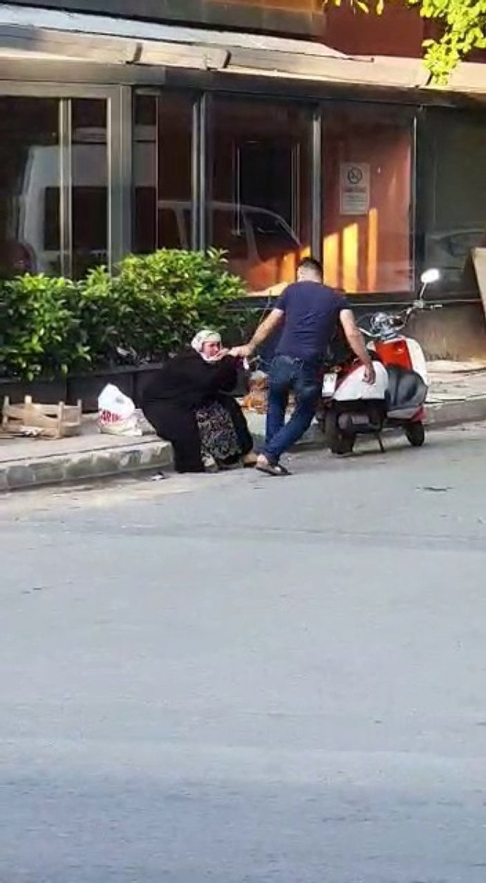 Sancaktepe’de sokak ortasında annesini darbetti