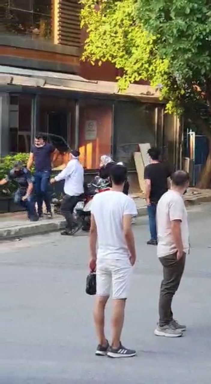 i Sancaktepe’de sokak ortasında annesini darbetti