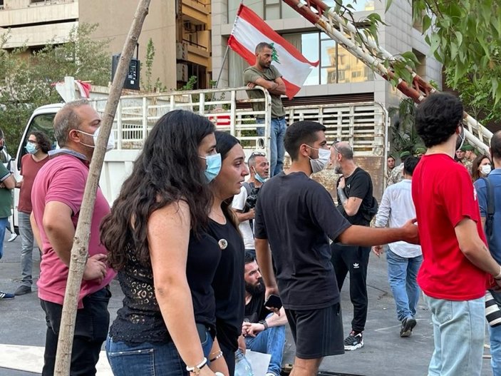 Lübnan’da tabutlu protesto: Patlamada ölenlerin aileleri adalet istedi