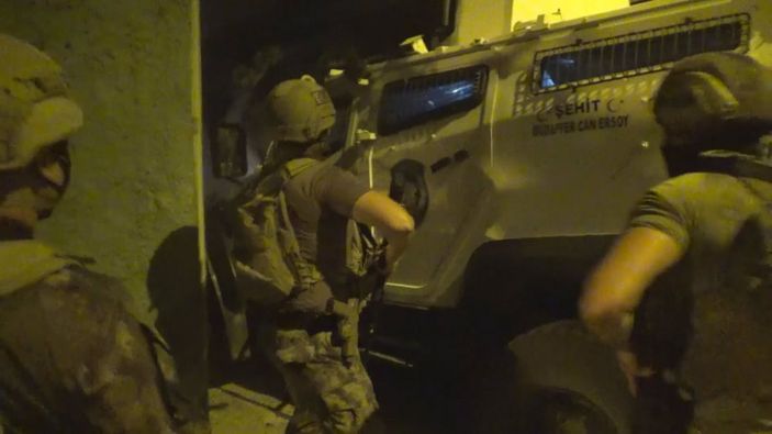 Adana’da silahlı suç örgütüne operasyon: Kafesteki esirler kurtarıldı