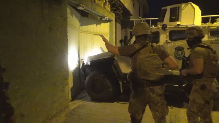 Adana’da silahlı suç örgütüne operasyon: Kafesteki esirler kurtarıldı