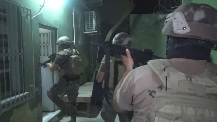 Adana’da silahlı suç örgütüne operasyon: Kafesteki esirler kurtarıldı