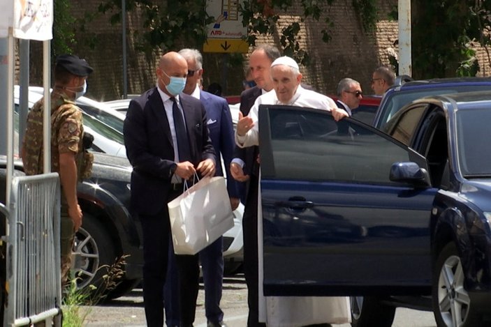 Papa Francis, Vatikan'a döndü