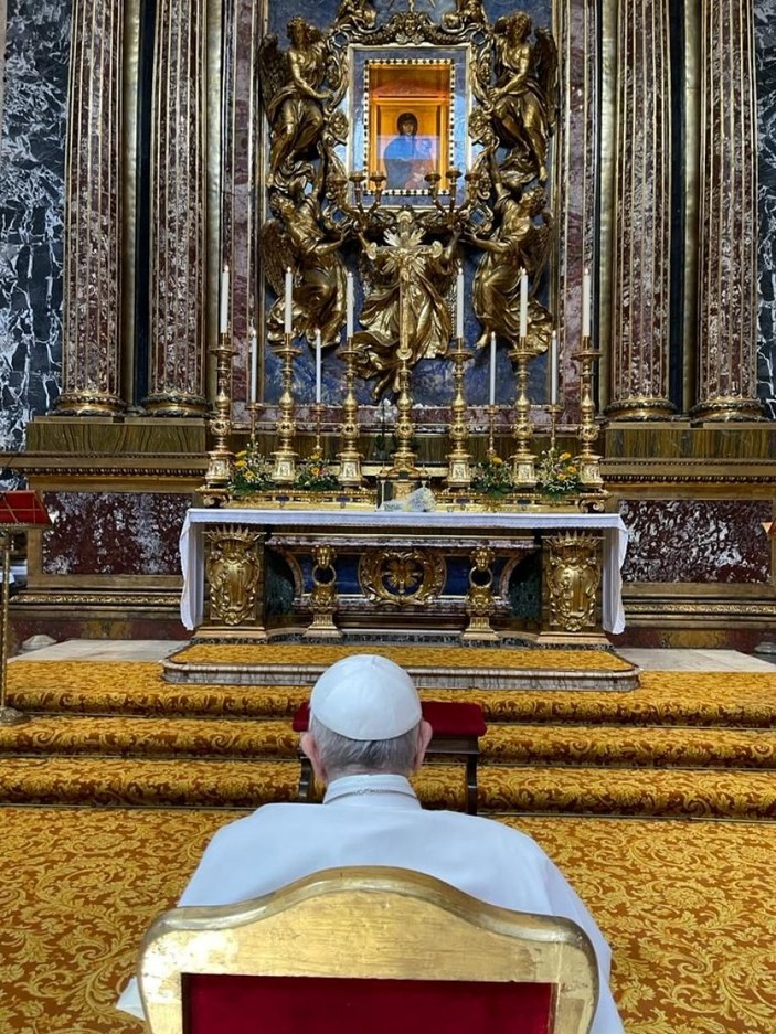 Papa Francis, Vatikan'a döndü