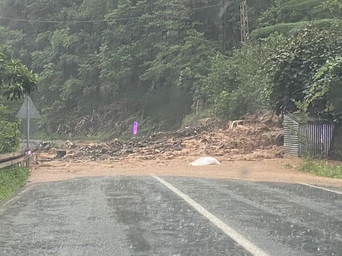 Rize ve Giresun'da sağanak yağış nedeniyle yolları su bastı