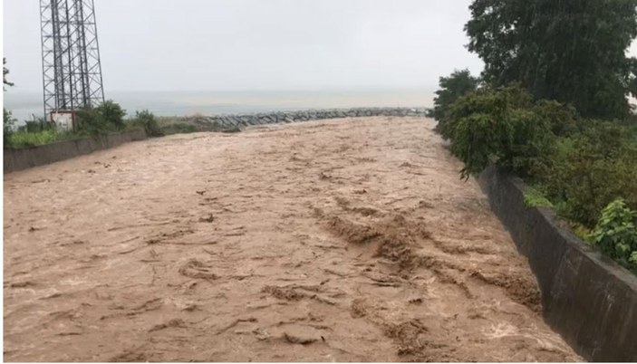 Rize'de sağanak yağış sonrası heyelan meydana geldi