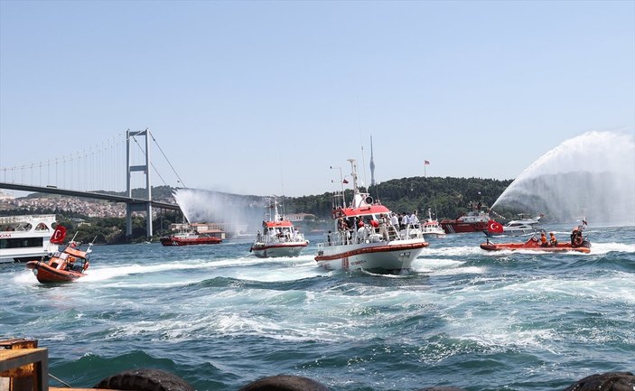 Kıyı Emniyeti'nden İstanbul Boğazı'nda saygı seyri