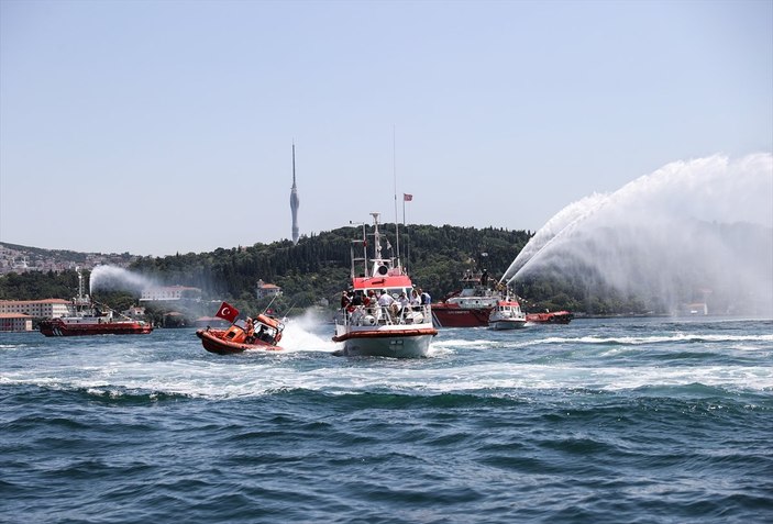 Kıyı Emniyeti'nden İstanbul Boğazı'nda saygı seyri