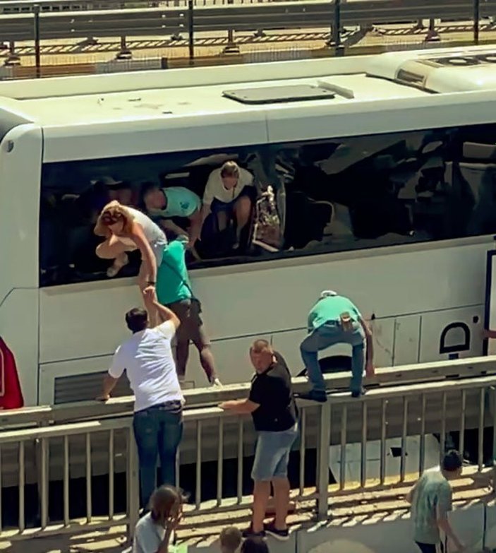 Antalya'da kaza: Turistler camları kırıp otobüsten atladı