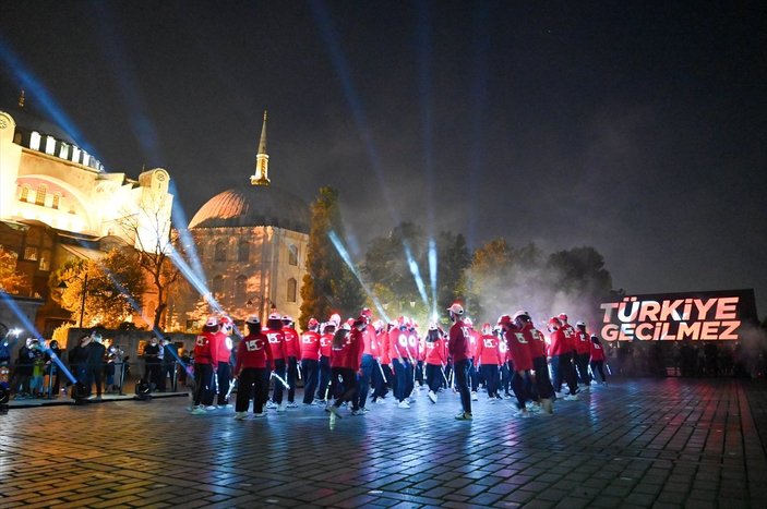 Galata Kulesi, Çamlıca Kulesi ve Ayasofya Meydanı'nda 15 Temmuz temalı gösteri