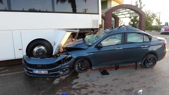 Antalya'ya tatile gelen gurbetçiler kaza yaptı: 1 ölü