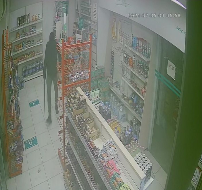Adana'da maskeli ve kılıçlı benzinlik soygunu