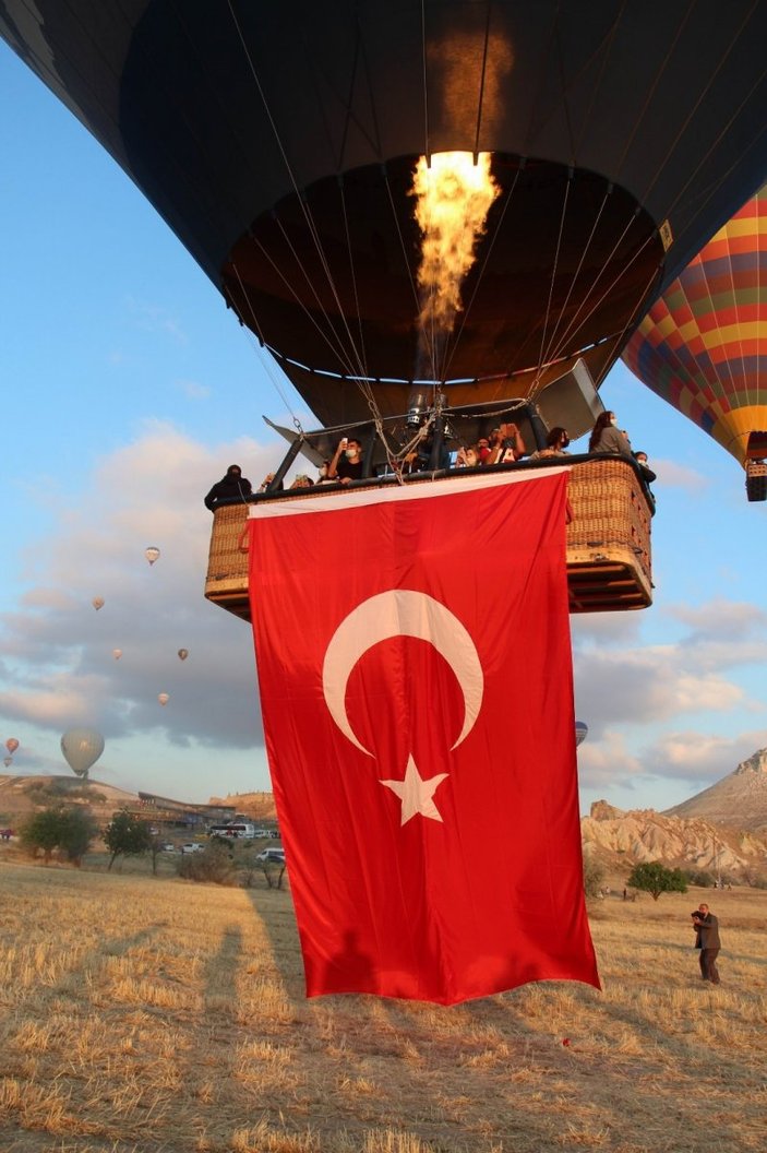 Kapadokya'da balonlar 15 Temmuz için uçtu