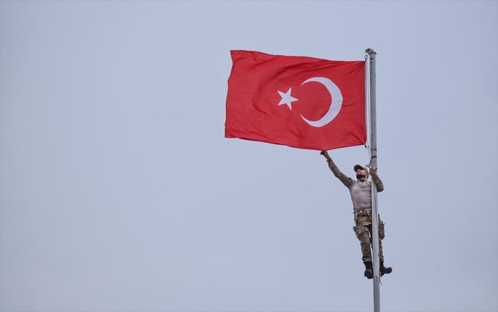 Kars'ta 2 bin 100 rakımda Türk bayrağı dalgalandırıldı