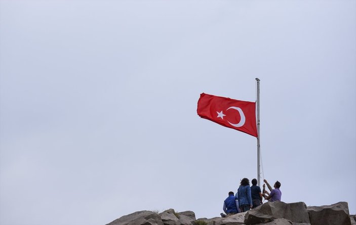 Kars'ta 2 bin 100 rakımda Türk bayrağı dalgalandırıldı