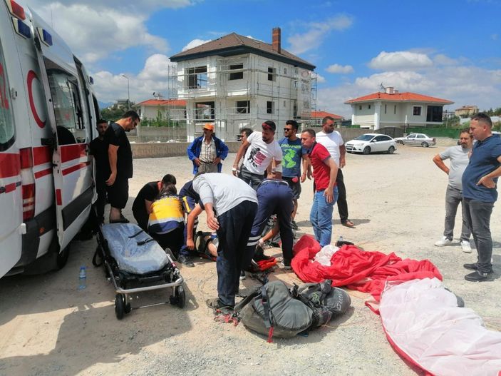 i Kayseri'de paraşüt yere çakıldı: 2 yaralı