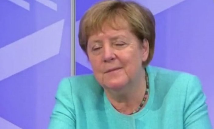 Angela Merkel, gözlerini açamadı