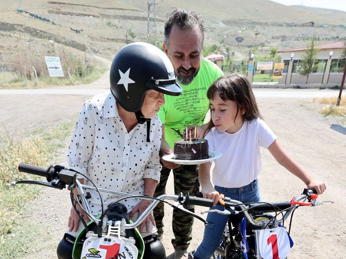 Ralli şampiyonu 72 yaşındaki babaanne,  9 yaşındaki torunuyla yarıştı