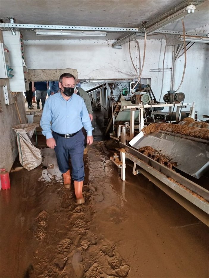 Rize'deki heyelandan çay fabrikaları hasar aldı