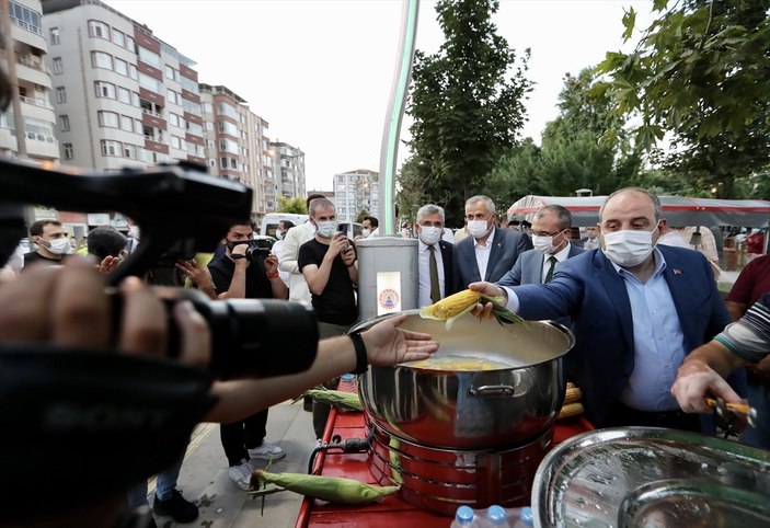 Sanayi ve Teknoloji Bakanı Varank süt mısır ikram etti
