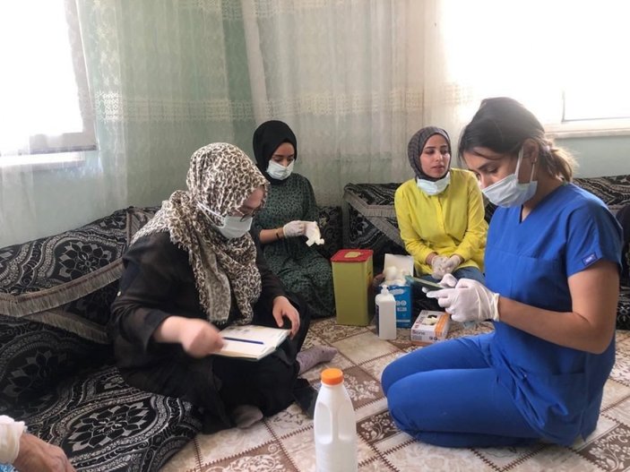 Siirt'te ikna timleri, kapı kapı gezerek aşının kısırlık yapmadığını anlatıyor