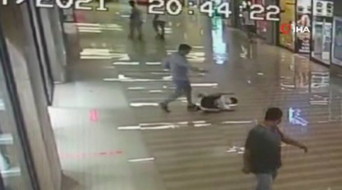 i, Bakırköy'deki AVM'de küçük çocuğa tekme tokat şiddet