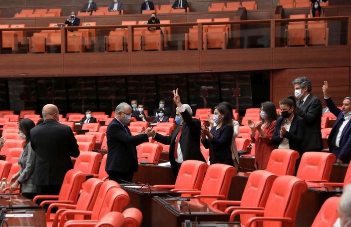 HDP'li vekiller Ömer Faruk Gergerlioğlu'nu zılgıtla karşıladı