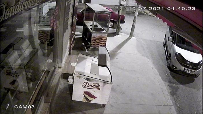 d Esenyurt’ta 10 dakikada akü, cep telefonu, cüzdan çalan hırsız kamerada