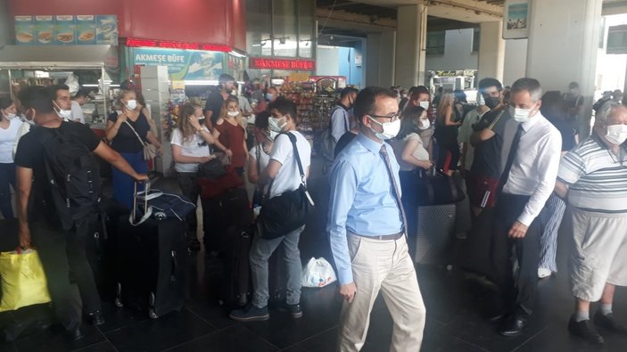 Bayram öncesi İzmir Şehirlerarası Otobüs Terminali'nde yoğunluk