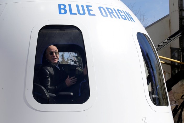 18 yaşındaki Oliver Daemen, Jeff Bezos'a uzay yolculuğunda eşlik edecek