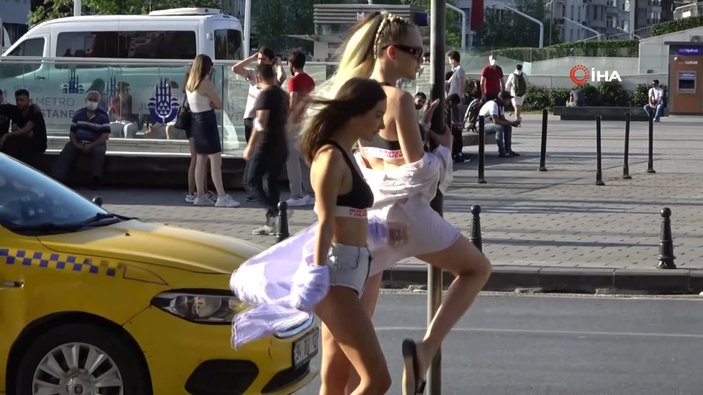 Taksim’de 2 kadın, bikinileri ile fotoğraf çekildi