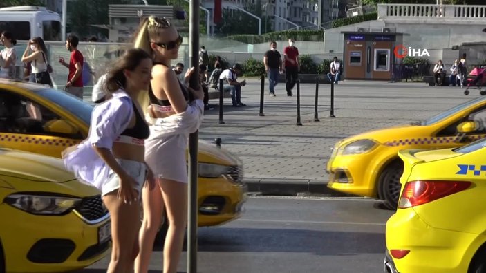 Taksim’de 2 kadın, bikinileri ile fotoğraf çekildi