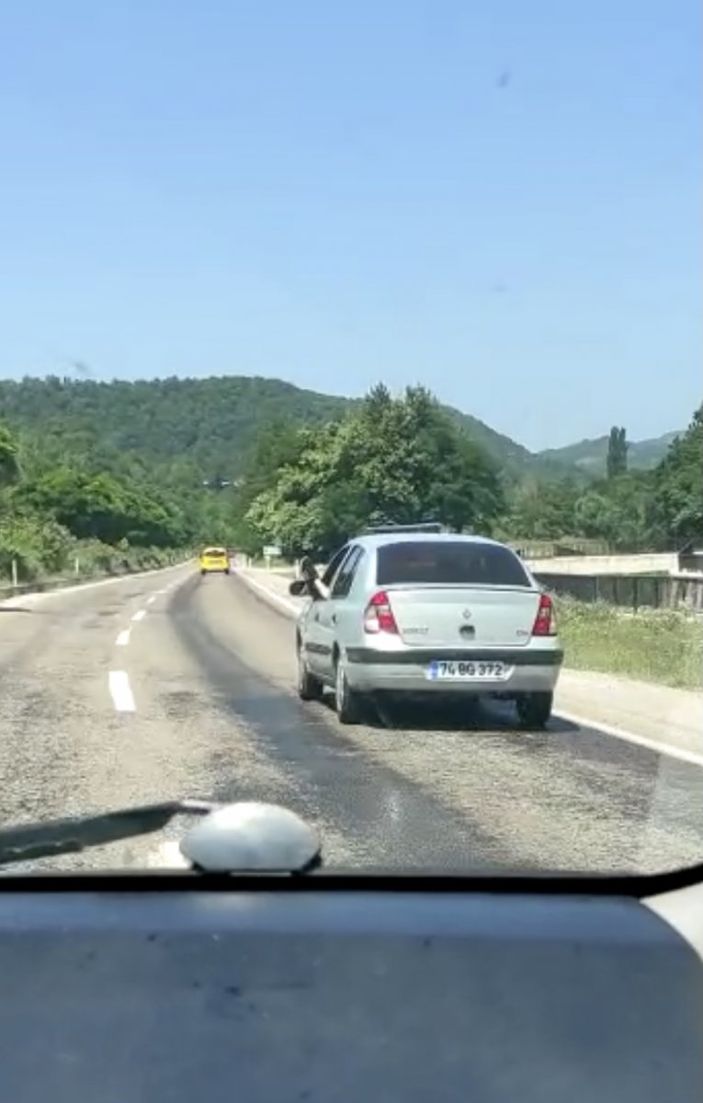 d Bartın’da trafikte ayağını camdan sarkıtıp otomobil kullandı