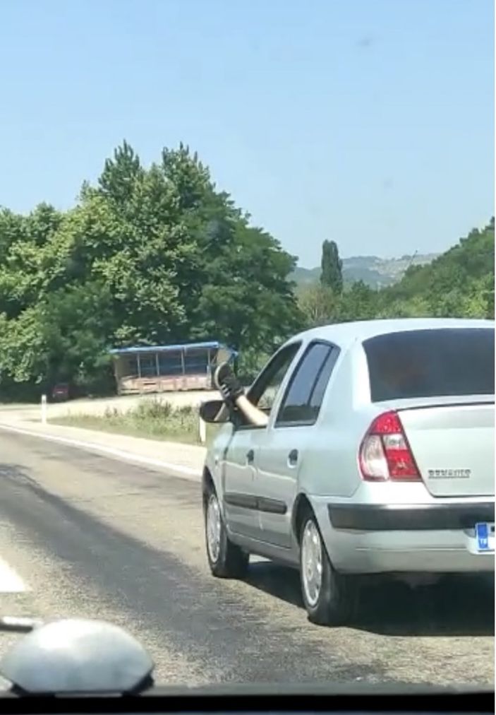 d Bartın’da trafikte ayağını camdan sarkıtıp otomobil kullandı