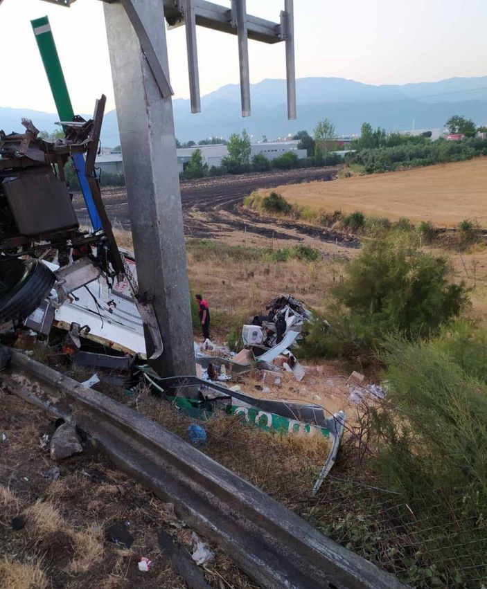 Osmaniye'de kargo kamyonu ile kurbanlık taşıyan tır çarpıştı