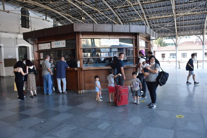 İzmir'de tatilcilerin tercihi tren oldu