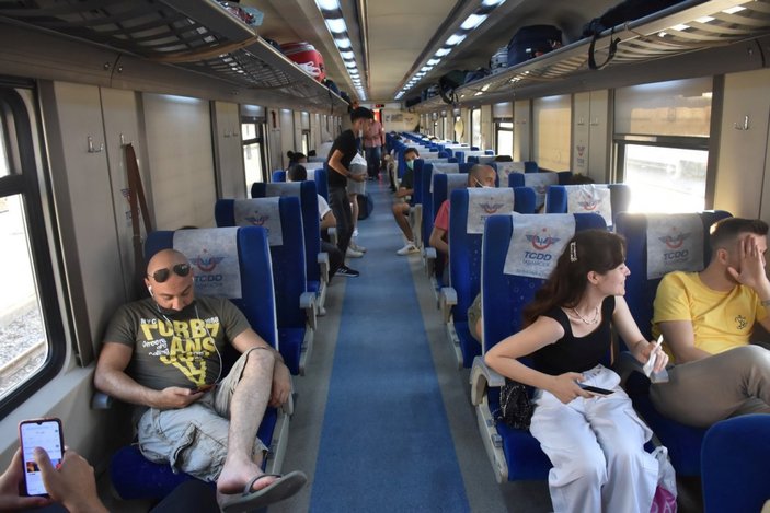 İzmir'de tatilcilerin tercihi tren oldu